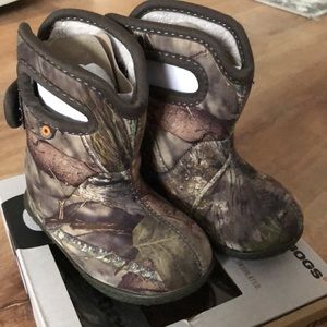 Camo baby bogs size 5